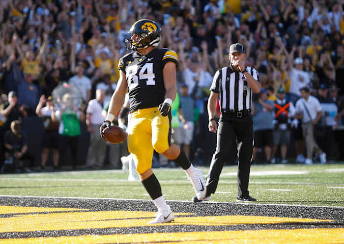 Iowa junior tight end Sam LaPorta scores a touchdown in the third quarter against Colorado State at Kinnick Stadium in Iowa City, Iowa, on Saturday, Sept. 25, 2021. 20210925 Iowavs Coloradost